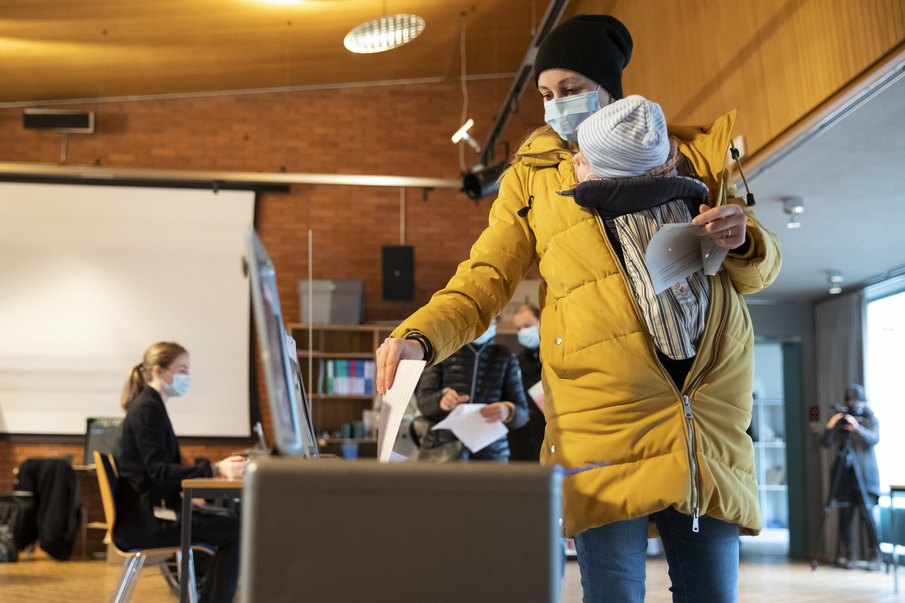 Elettrice con la scheda