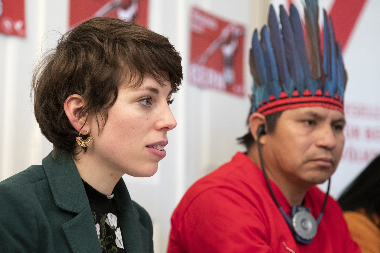 Lisa Mazzone mit einem Delegierten der indigenen Bevölkerung aus Brasilien
