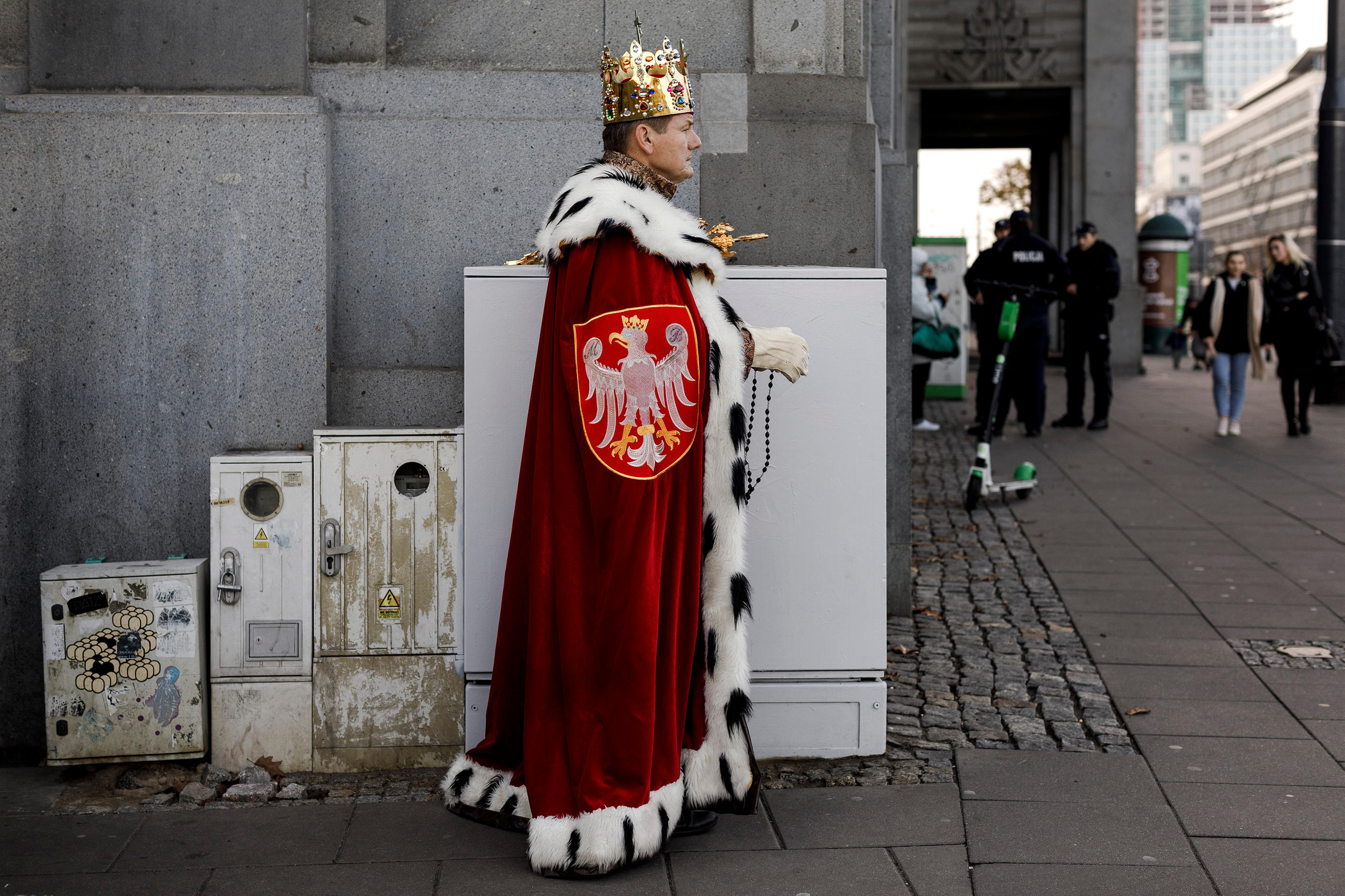 Mann im Königsmantel und Reichsadler aufgestickt