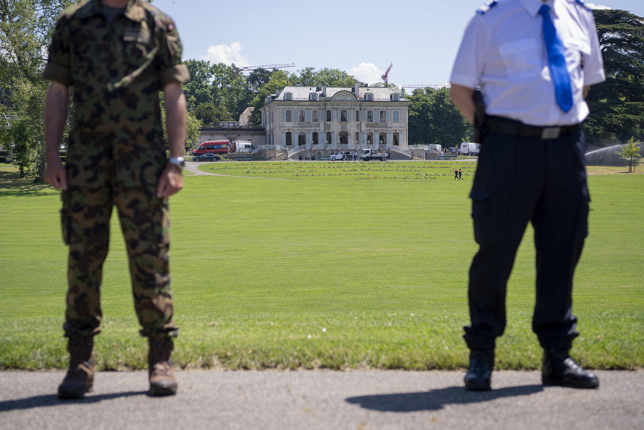 Villa La Grange presidiata dalle forze dell ordine e militari.