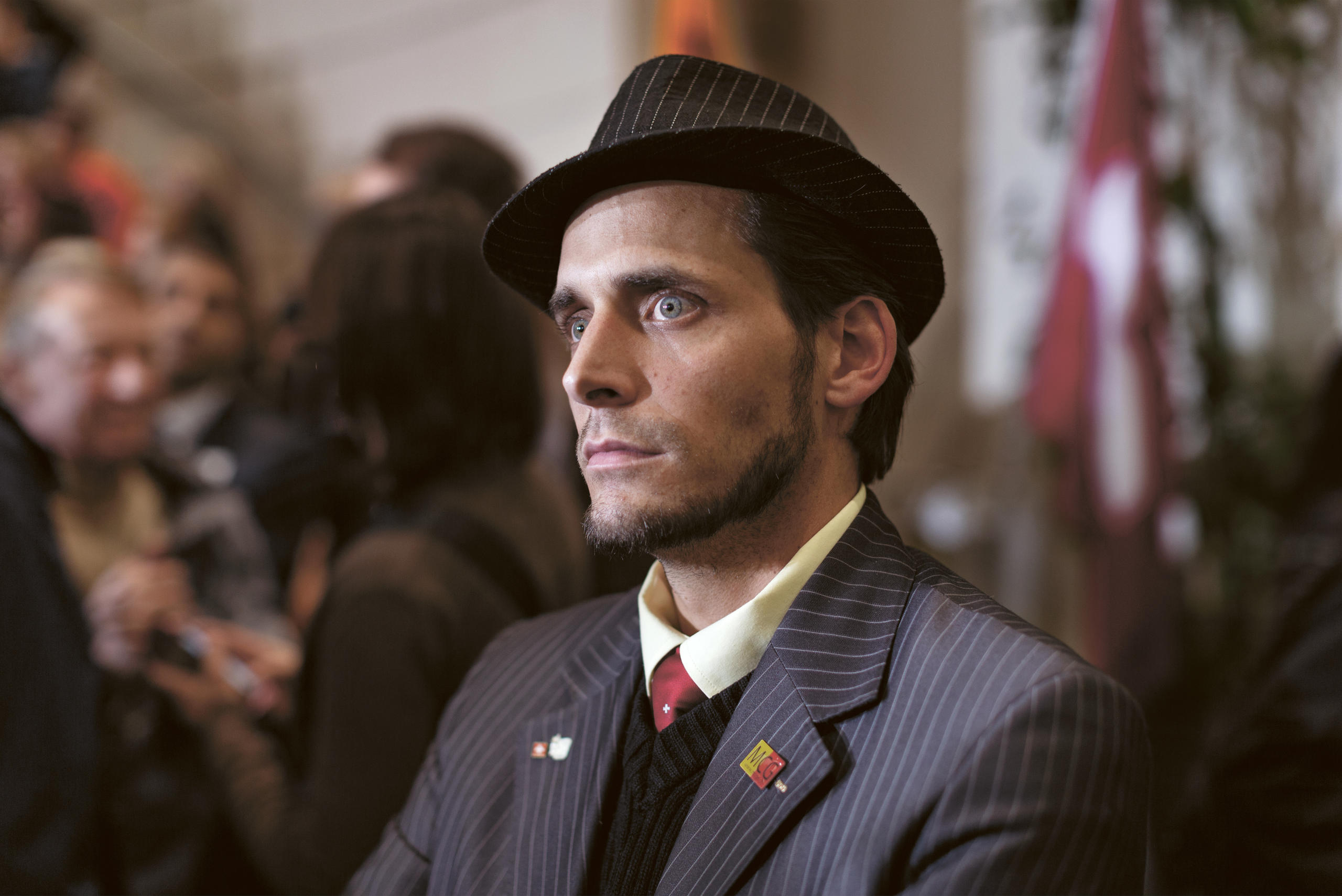 Homme au regard fixe avec un chapeau