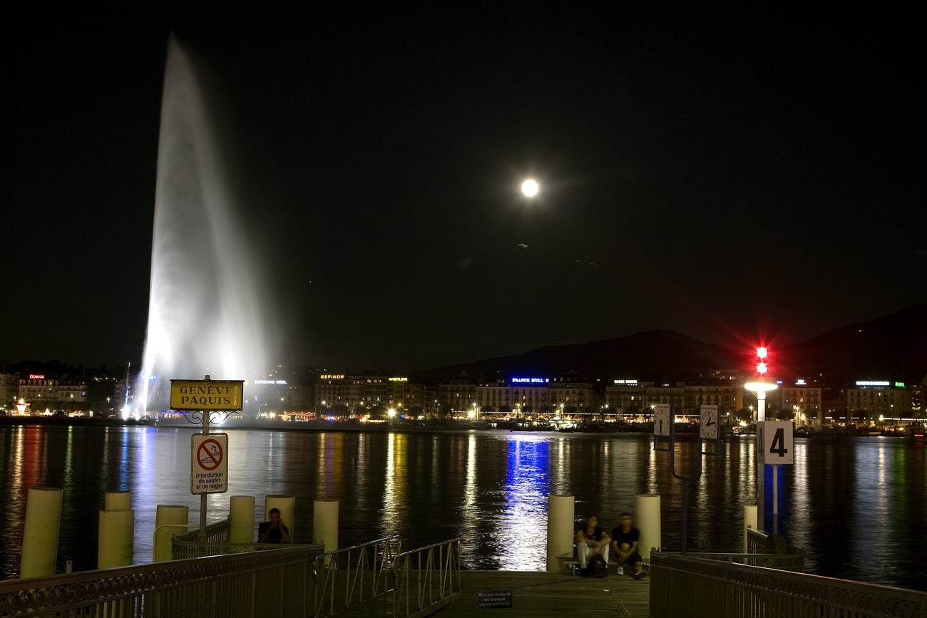 Genebra e seu famoso jato d água visto à distância
