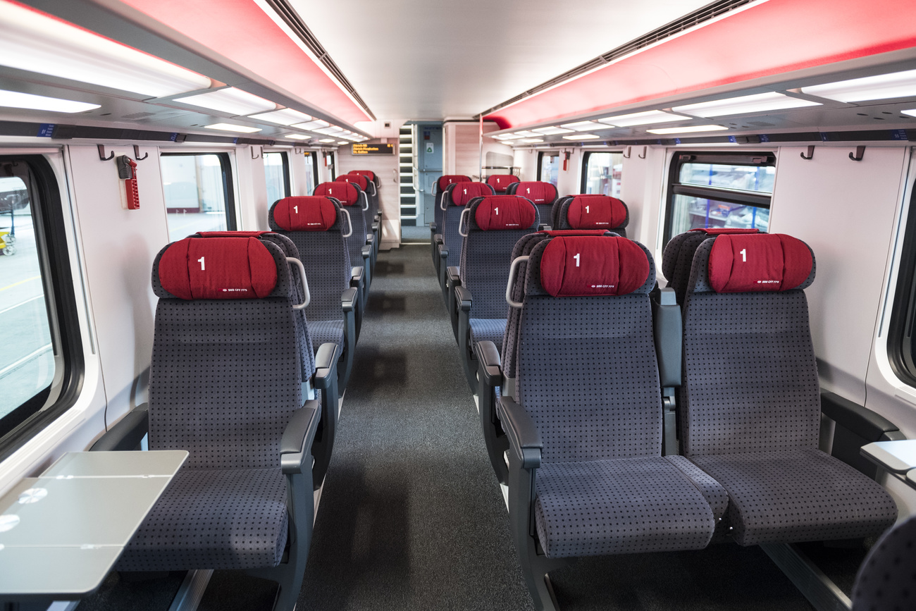 L interno vuoto di un vagone di prima classe delle ferrovie federali.