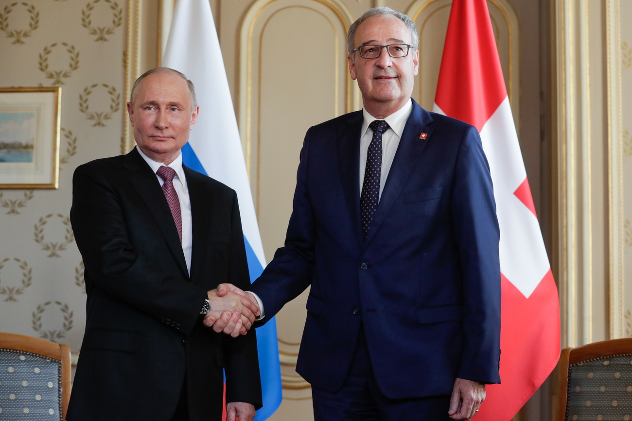 Les présidents de la Russie et de la Suisse se serrent la main.