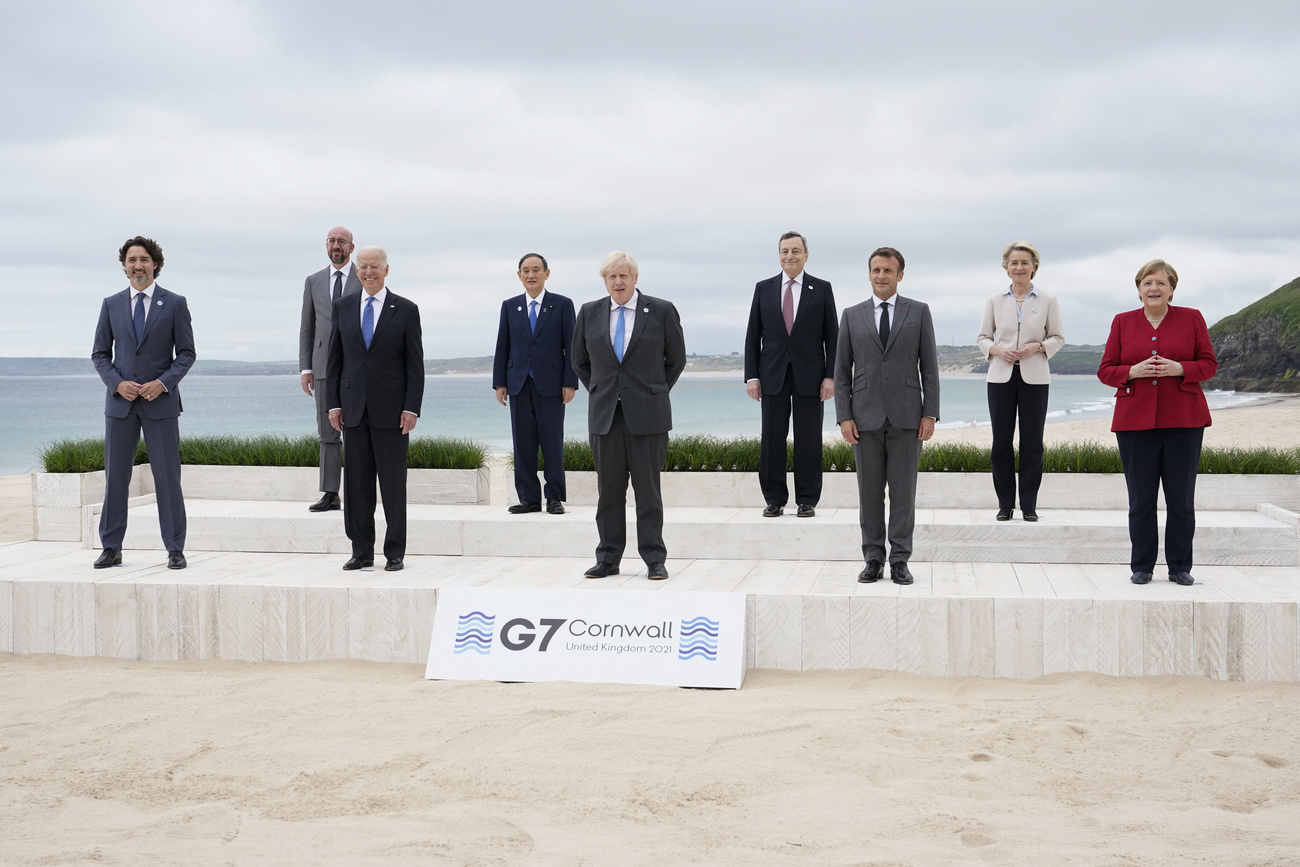 I membri del G7 fotografati su una piattaforma in spiaggia in Cornovaglia