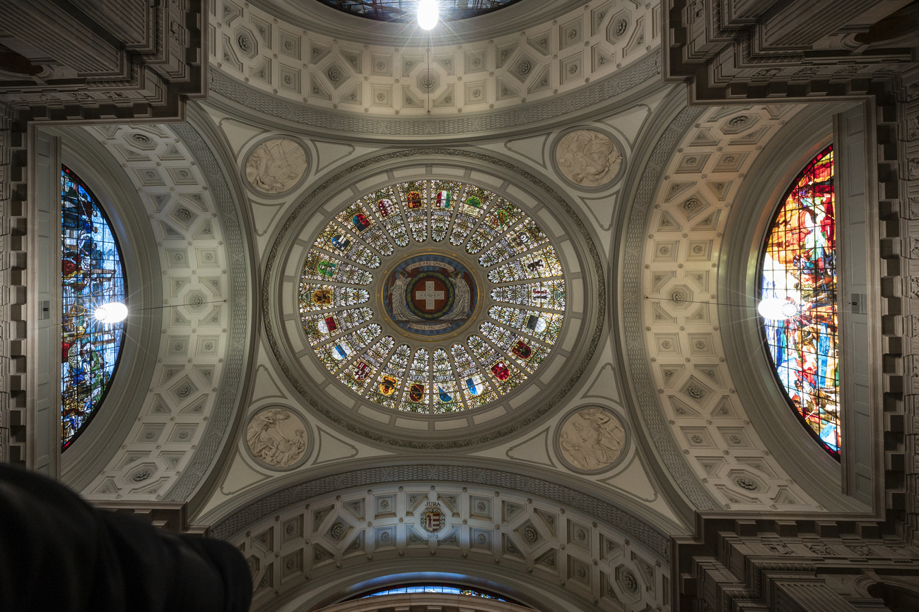 La cupola di Palazzo federale vista dall interno: la vetrata con la bandiera svizzera e quella di tutti i cantoni.