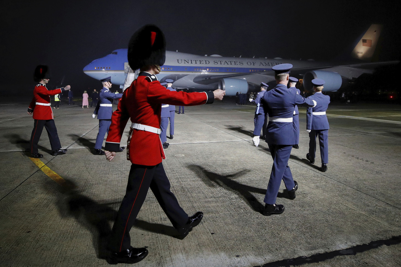 militari in parata davanti a un aereo
