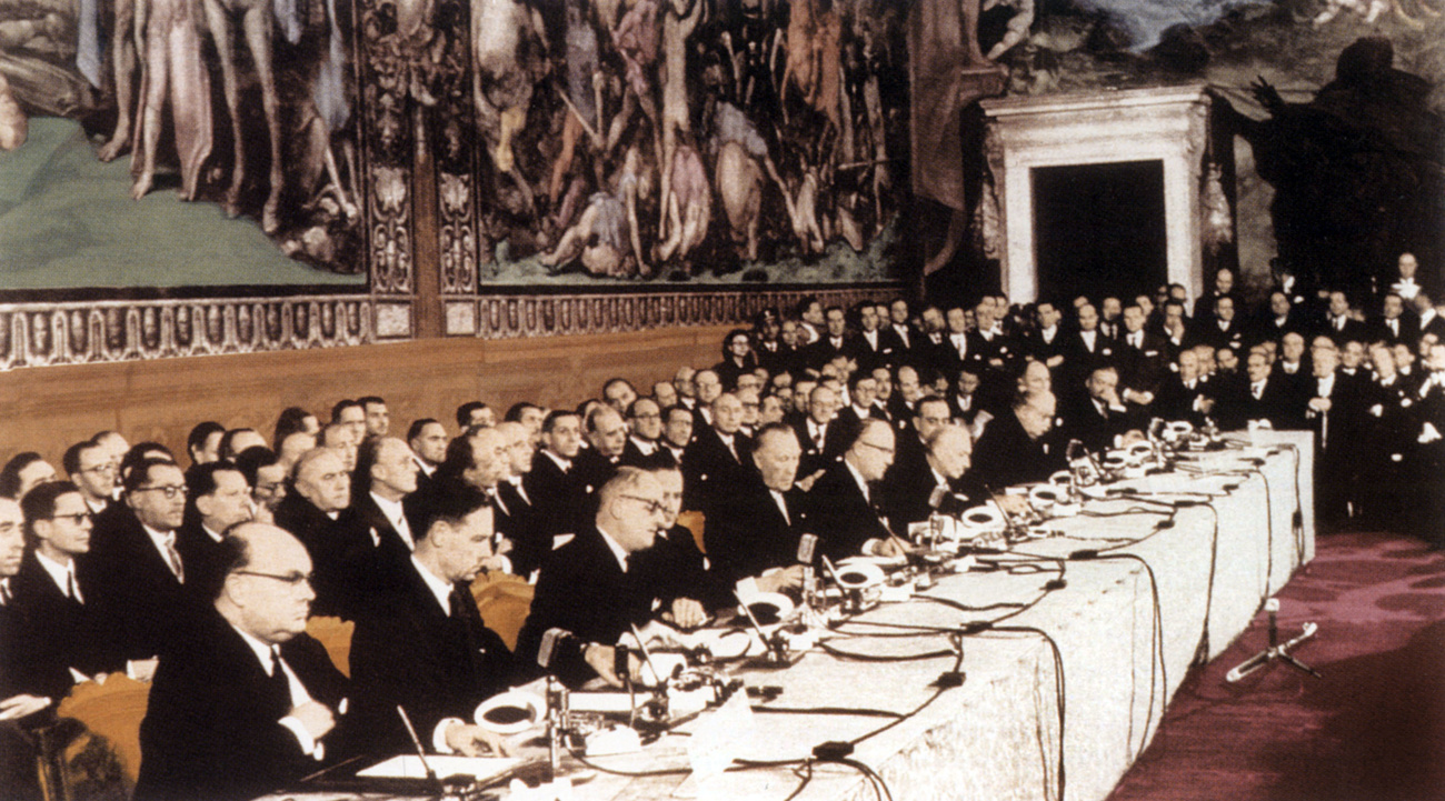 Sitzungszimmer mit Abgeordneten