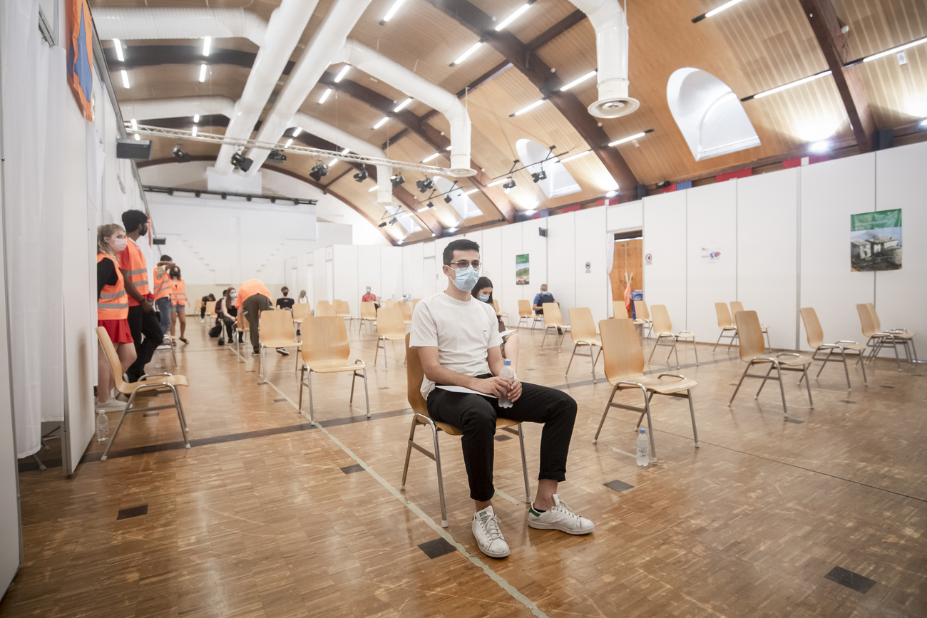 Beaucoup de chaises vides dans un centre de vaccination