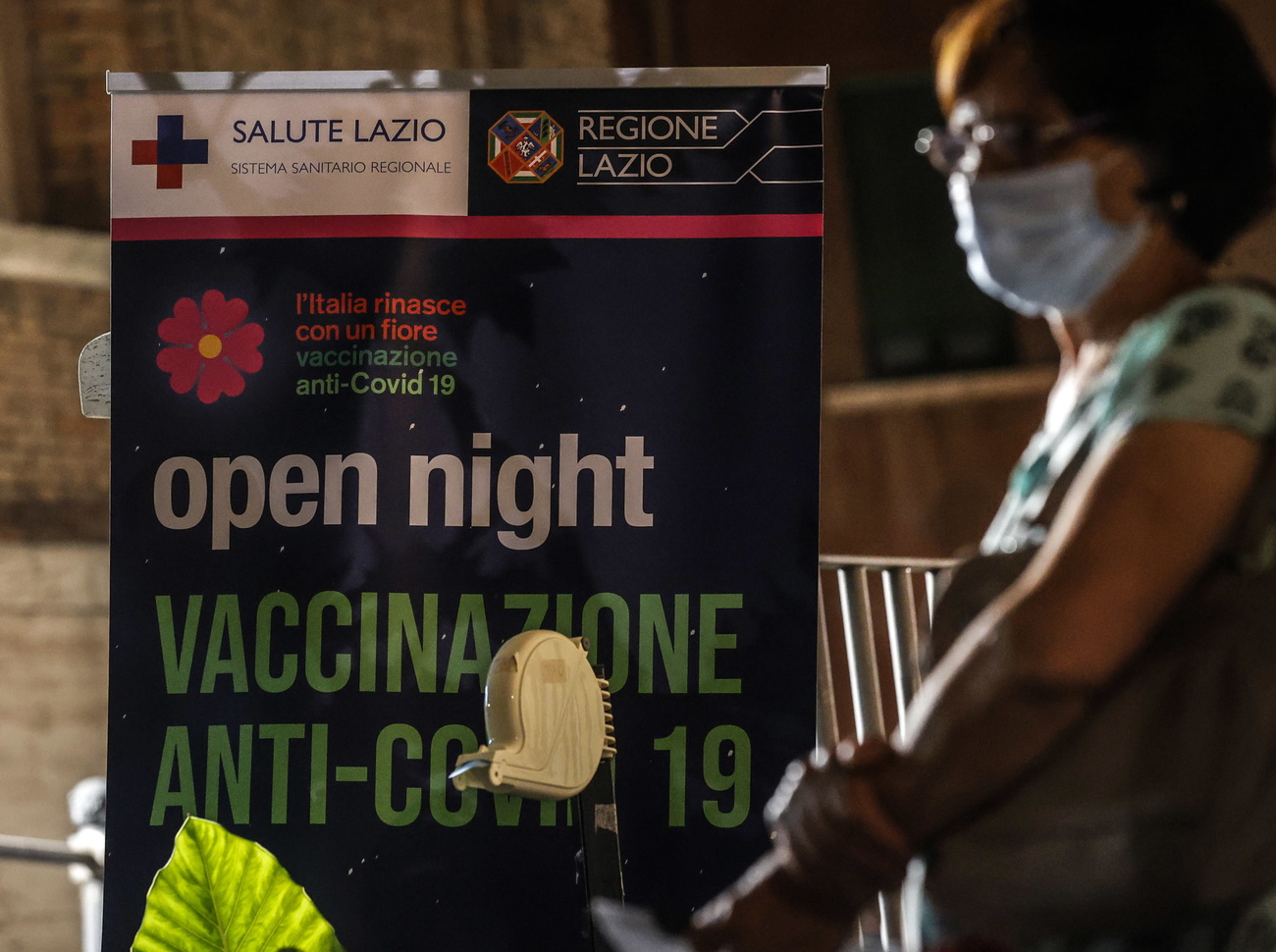 cartello con scritta open night vaccinazioni anti-covid-19