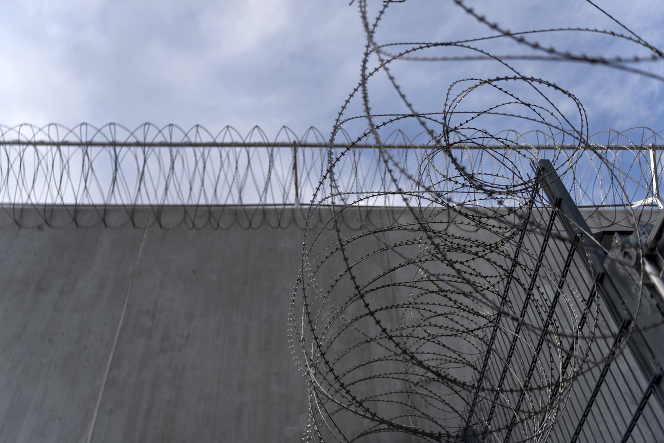 Le mura che cingono il centro federale.