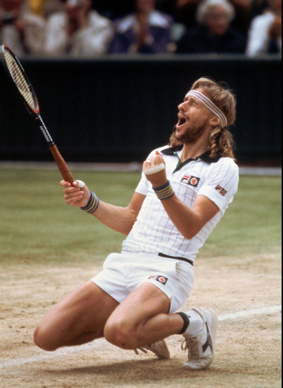 Joueur de tennis à genoux après avoir gagné.