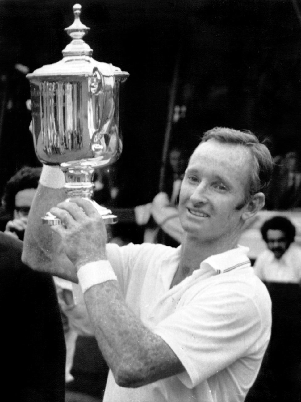 Un joueur de tennis levant un coupe