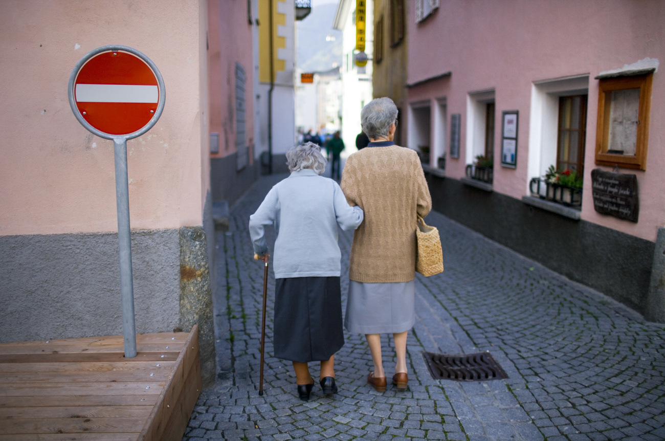 2 vieilles femmes marchent dans la rue