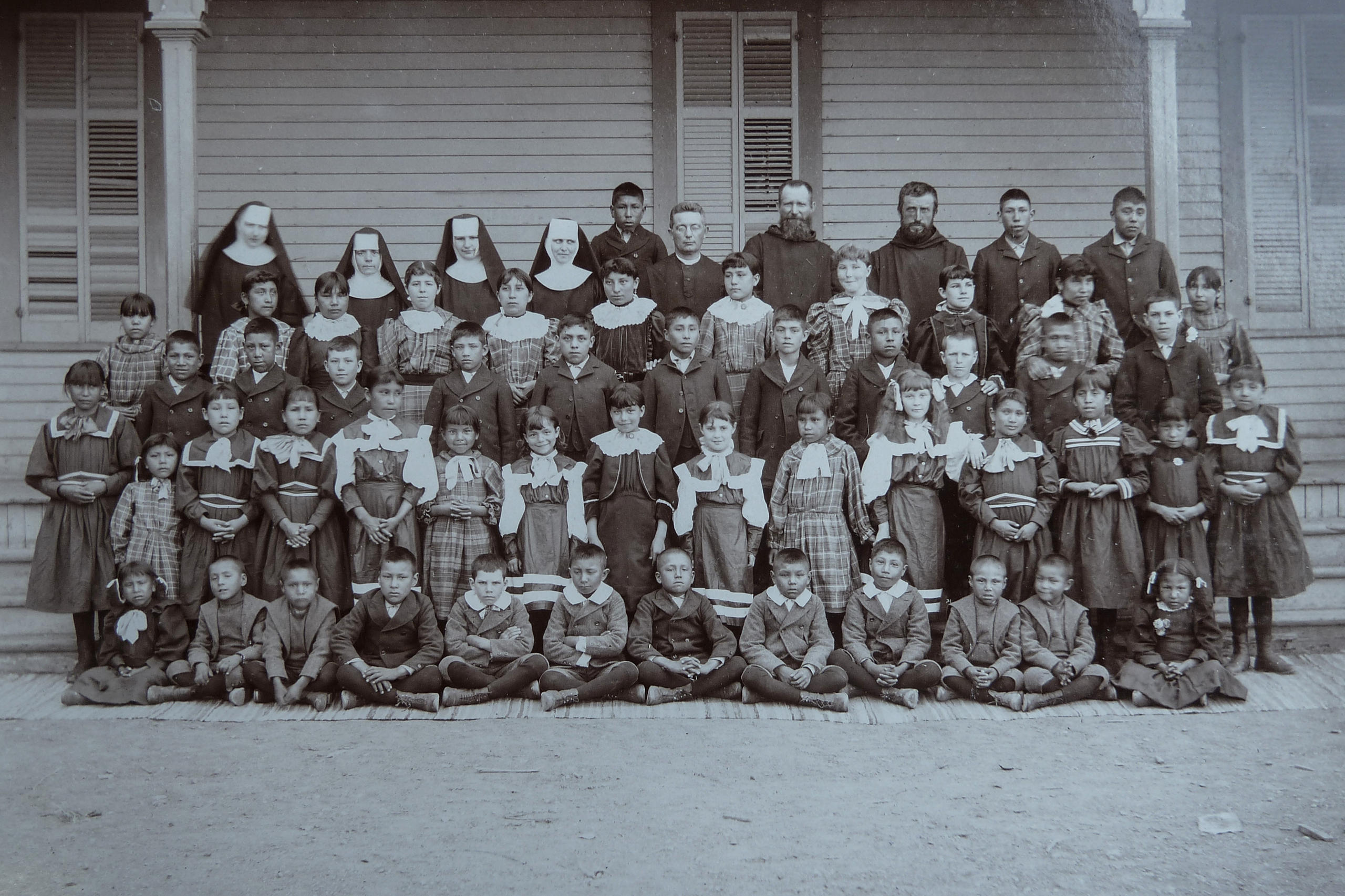صورة جماعية لأحد الفصول بمدرسة لأبناء الهنود الحمر