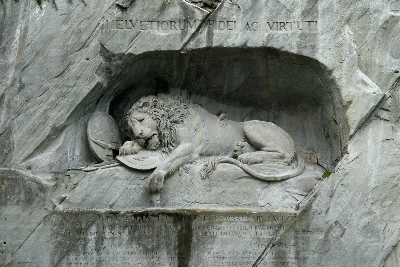 Escultura de un león agonizando