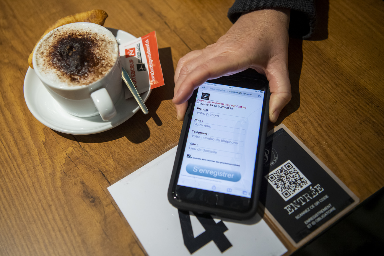 telefono e caffe sopra un tavolo