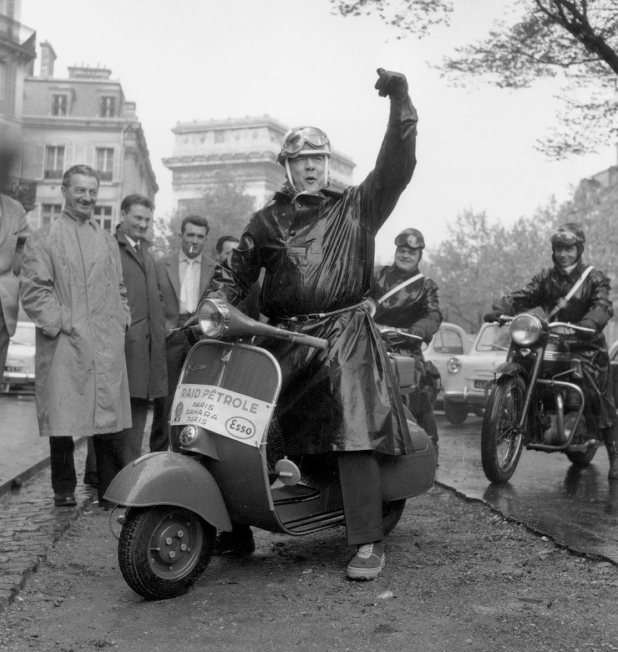 Der französische Motorrad-Rennfahrer Georges Monneret auf einer Vespa