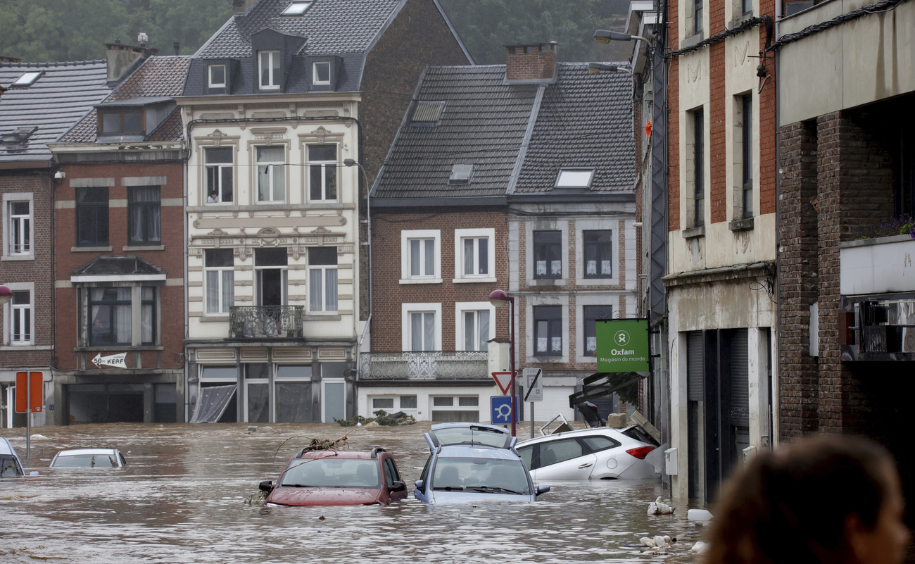 La strada principale di Pepinster completamente allagata da oltre un metro di acqua.