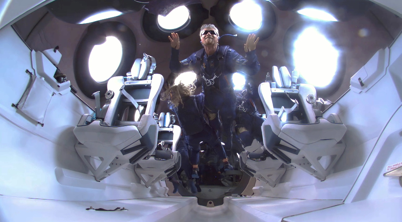 uomo che fluttua nella cabina di un aereo futuristicopriva di gravità