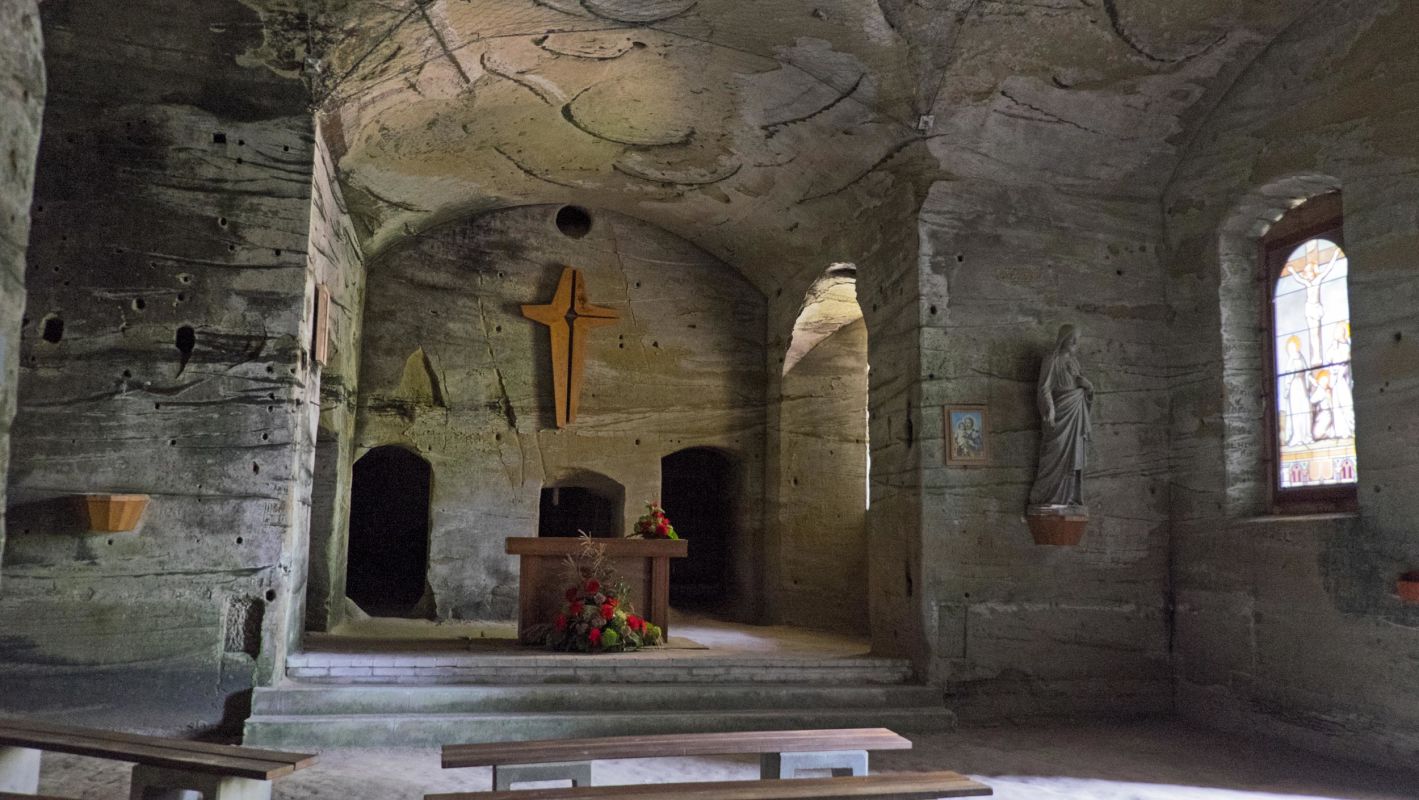 cappella scavata nella roccia, altare e crocifisso