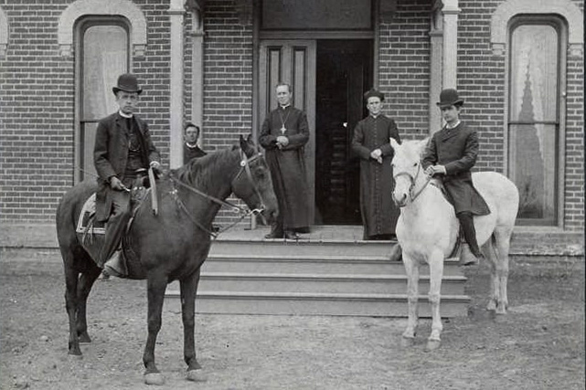 مجموعة من رجال الدين أمام مبنى
