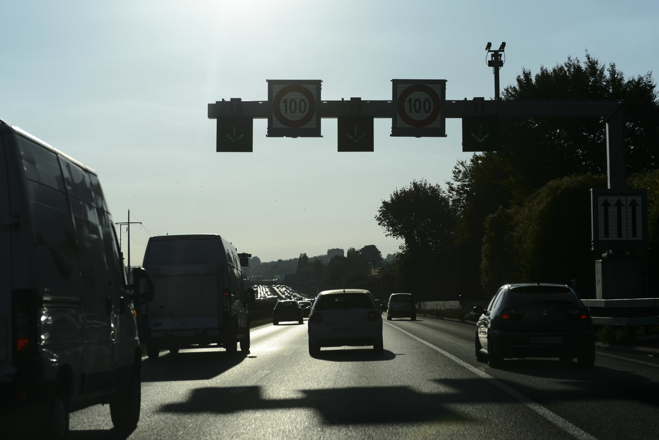 Vans e carros na autoestrada A1