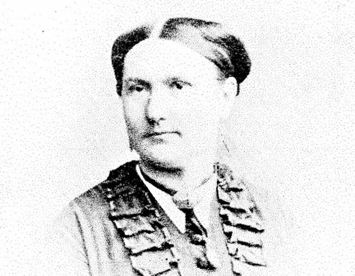 Portrait de femme sur une ancienne photographie.