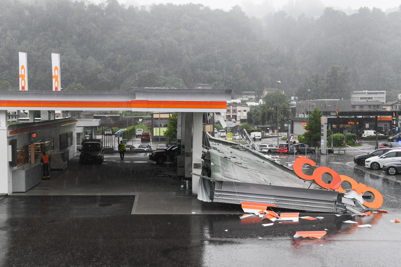 La tettoia di una pompa di benzina crollata sotto al nubifragio.