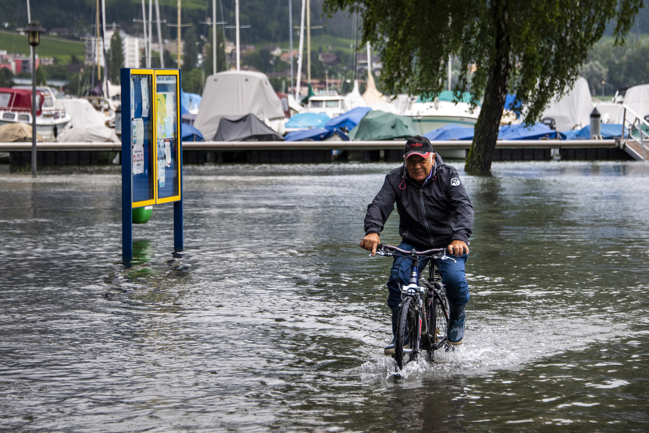 Mann auf Velo im Wasser
