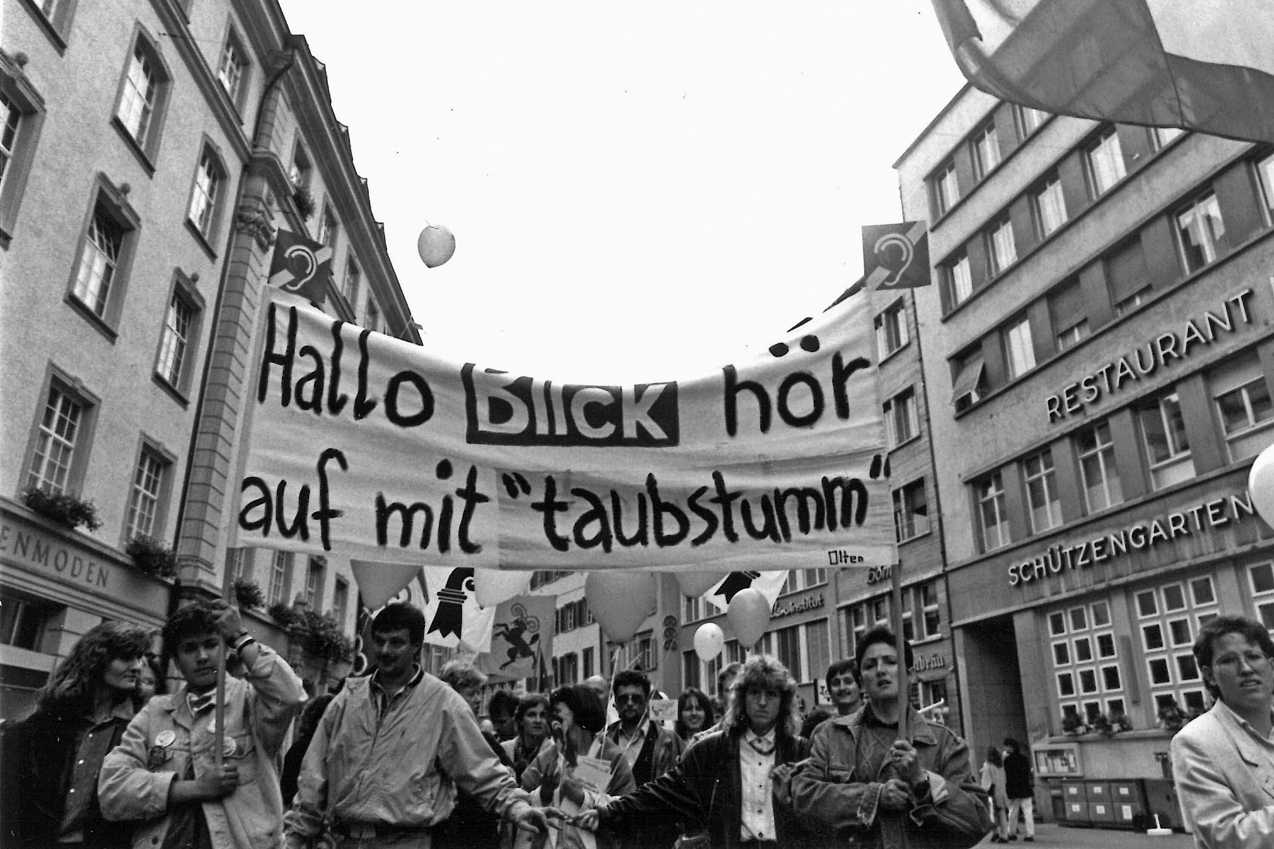 1991年，瑞士聖加侖在全國語言障礙人士日之際進行了大規模聲援遊行。他們針對瑞士紙媒《一瞥報》(Blick)使用“聾啞人”措辭的做法加以猛烈抨擊和抗議。