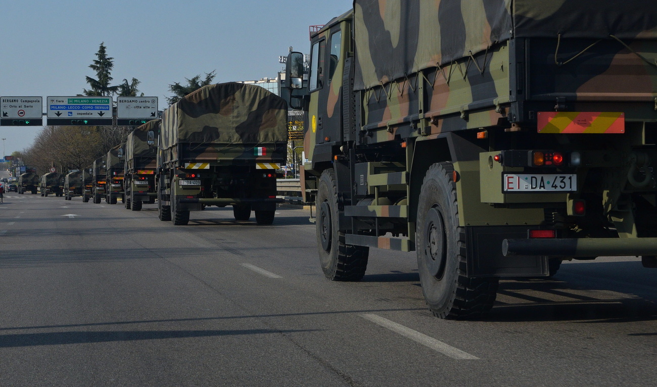 colonna di camion militari in autostrada