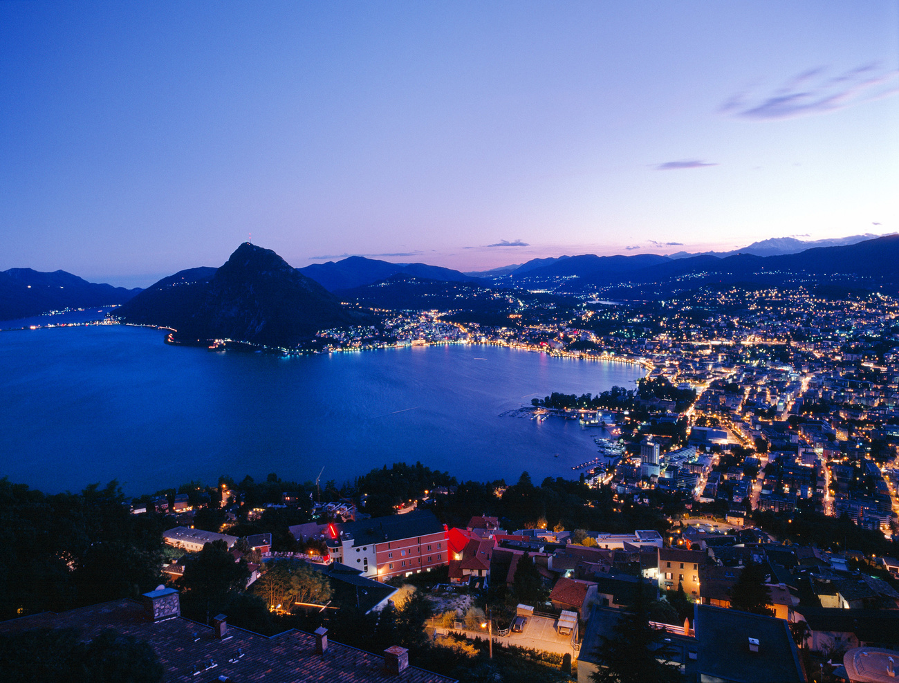 Panorama notturno sulla città di Lugano.