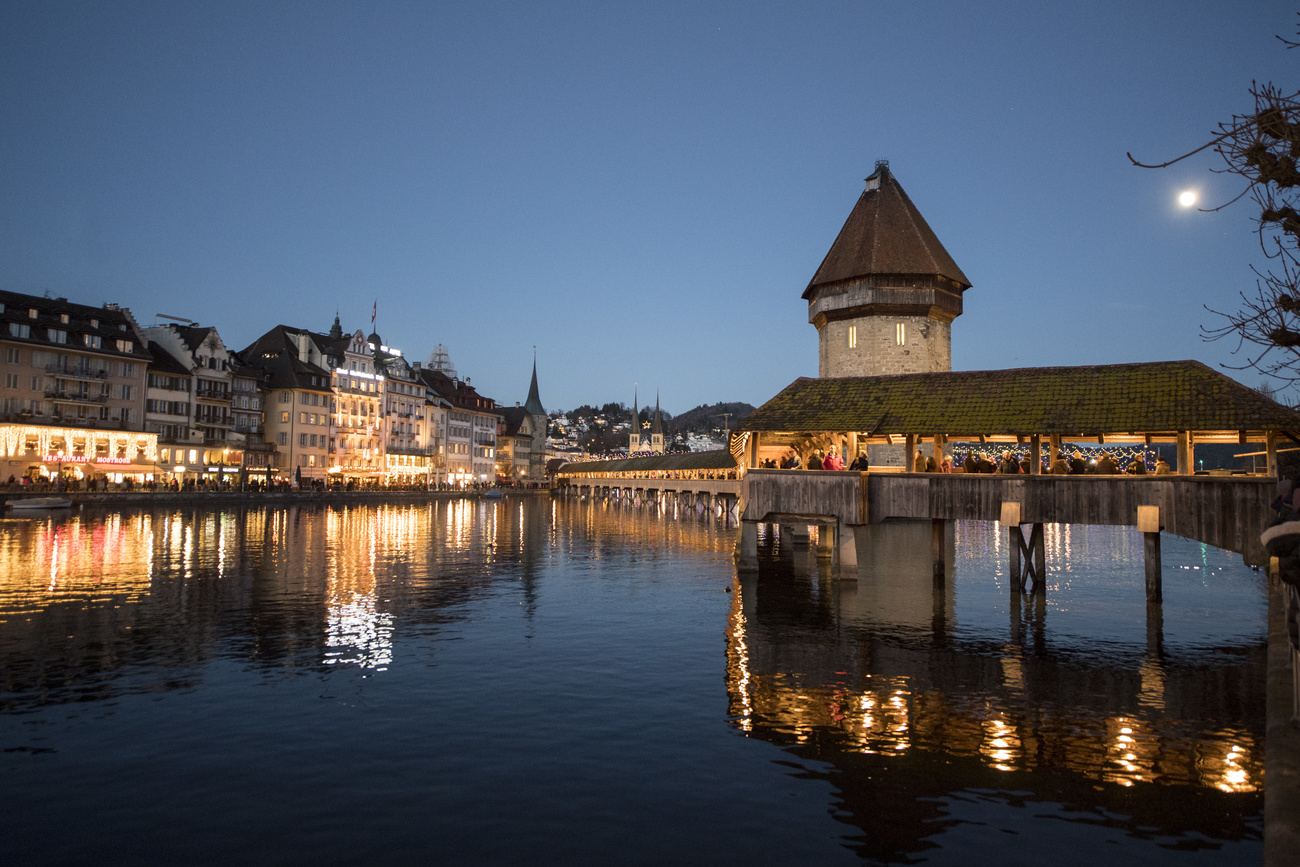 Il Kapellbrücke ripreso di notte.
