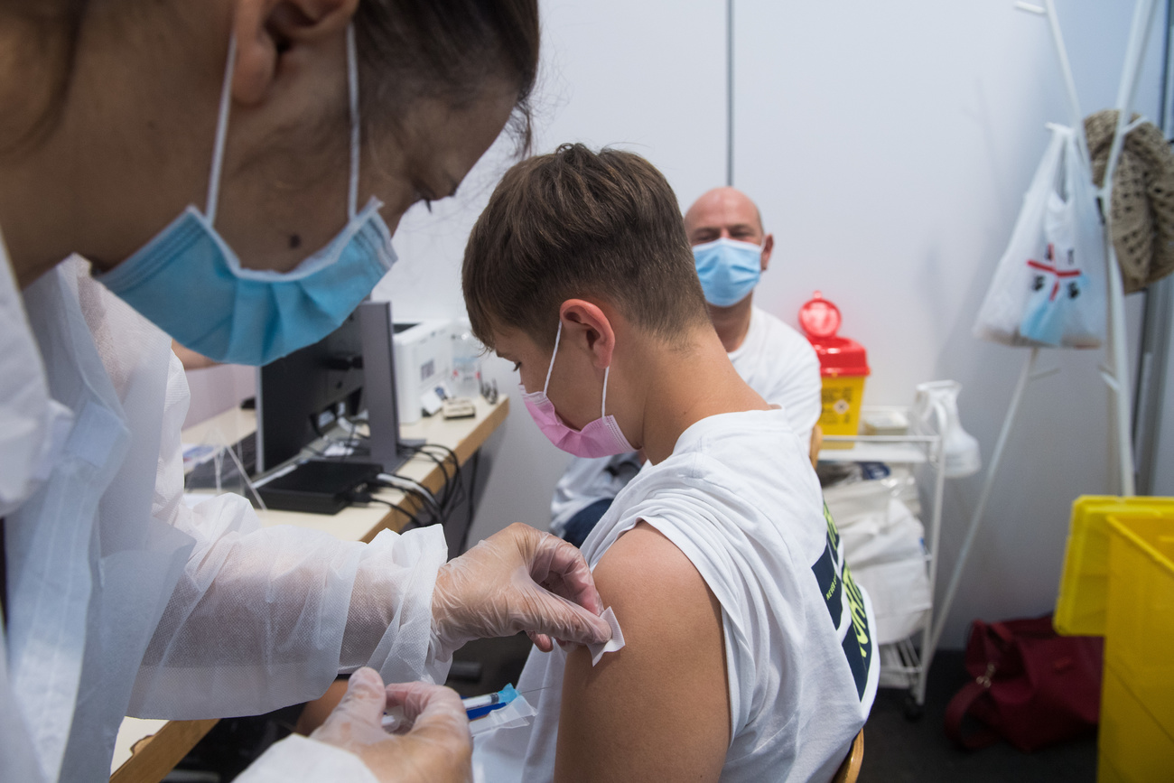 ragazzo si fa vaccinare