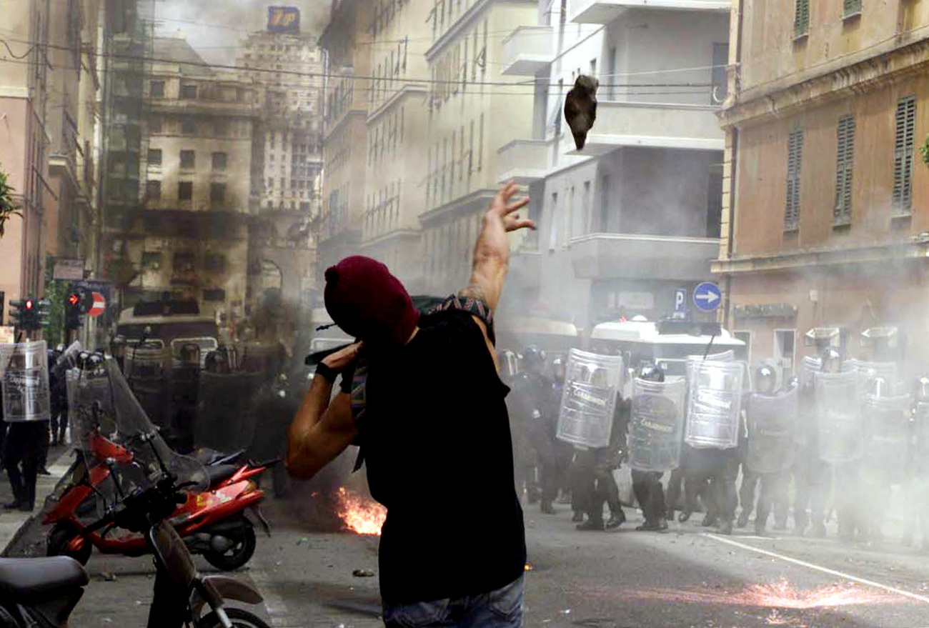 Manifestante contro la polizia al G8 di Genova.