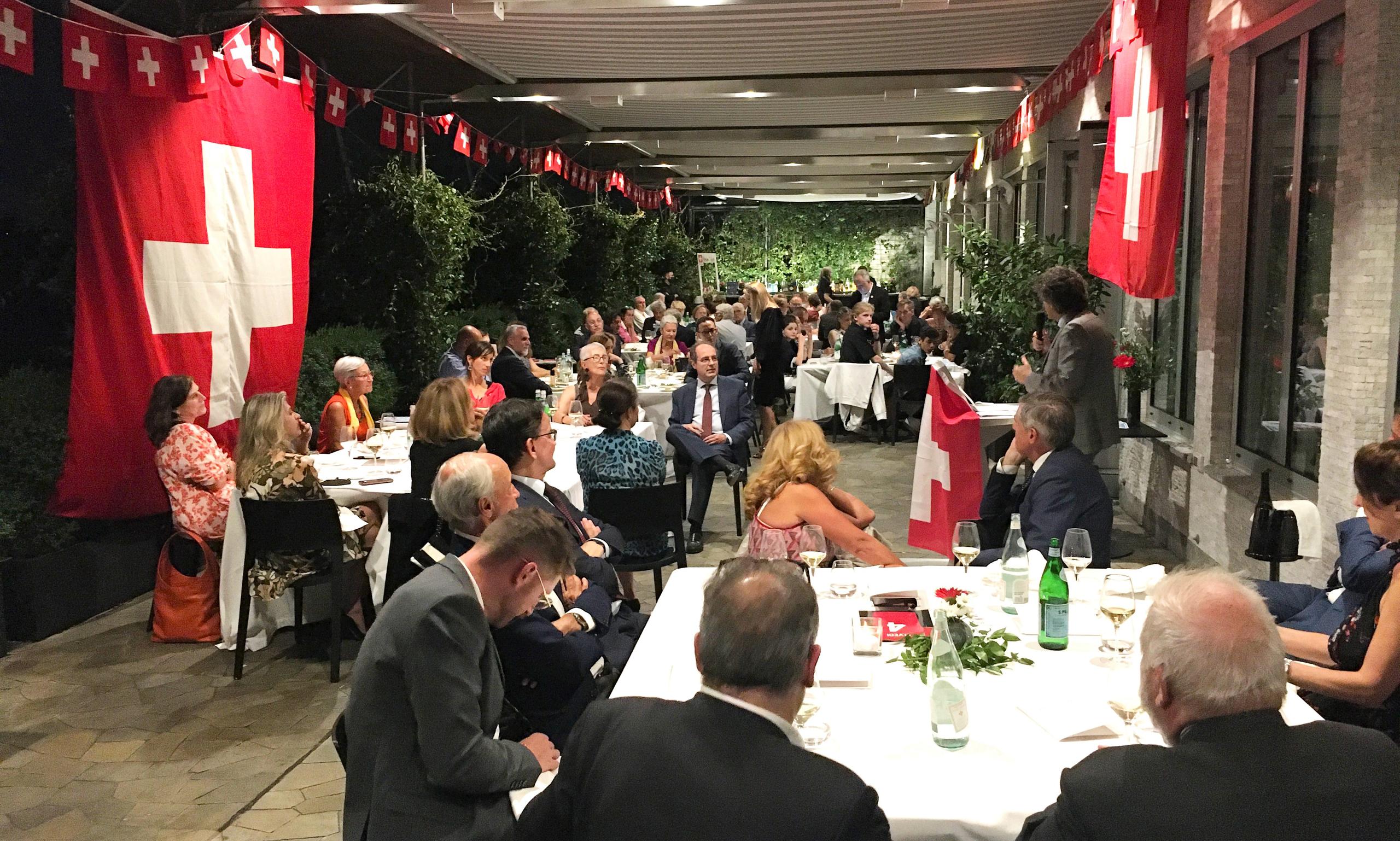 sala con gente seduta a tavola