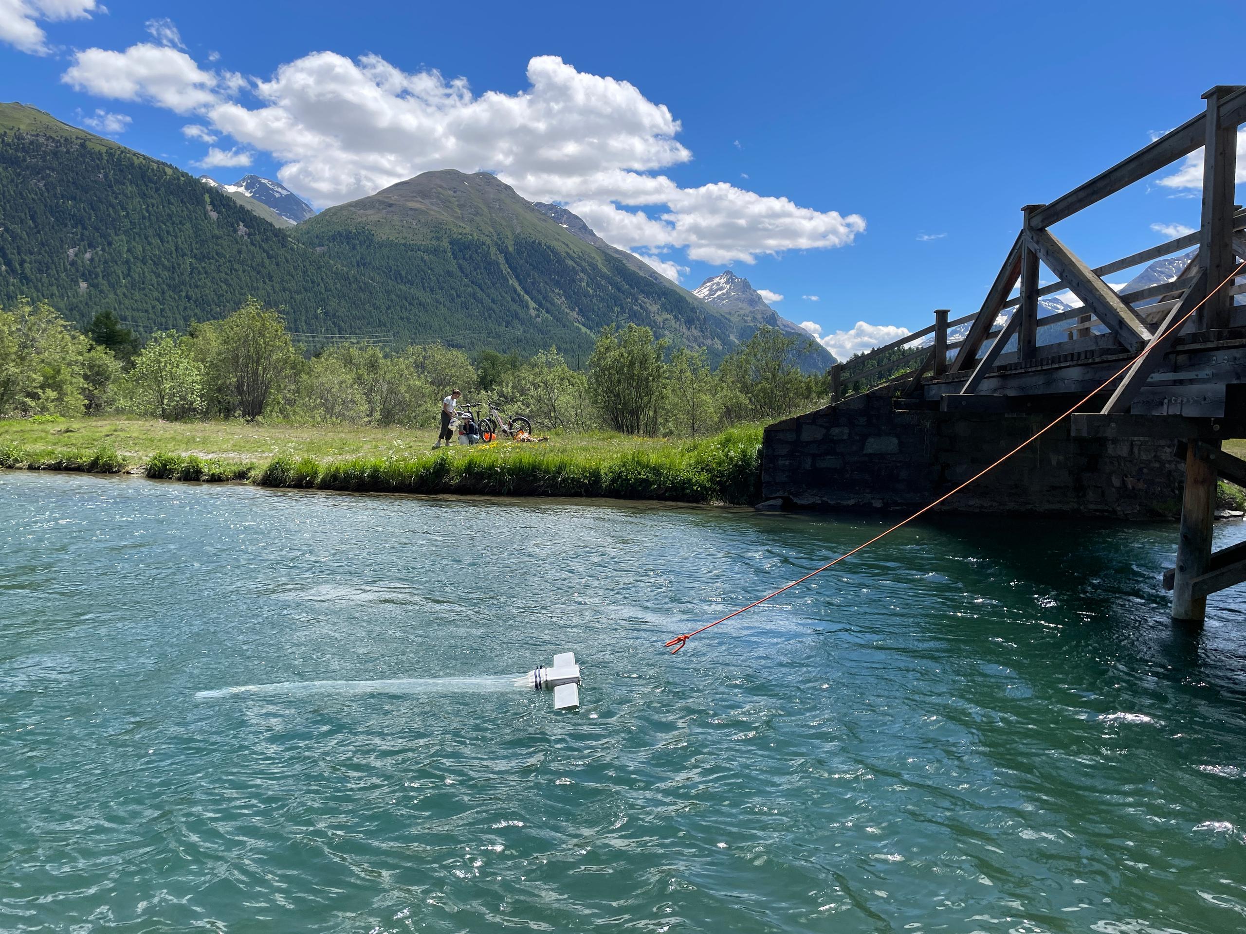 Manta-Schleppnetz schwimmt in Fluss