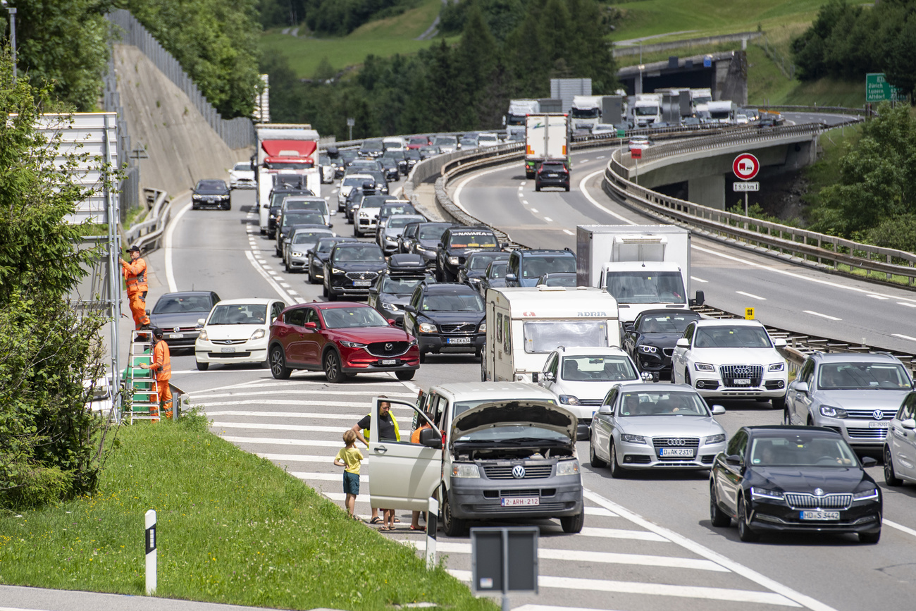 Coda di automobili al portale nord della galleria autostradale del San Gottardo.