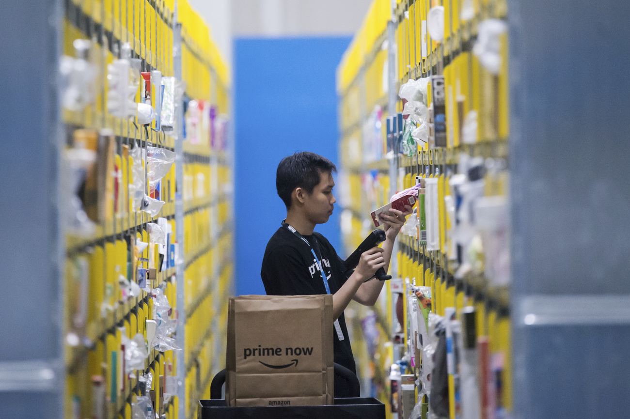 Un magazziniere prepara i pacchi da spedire.