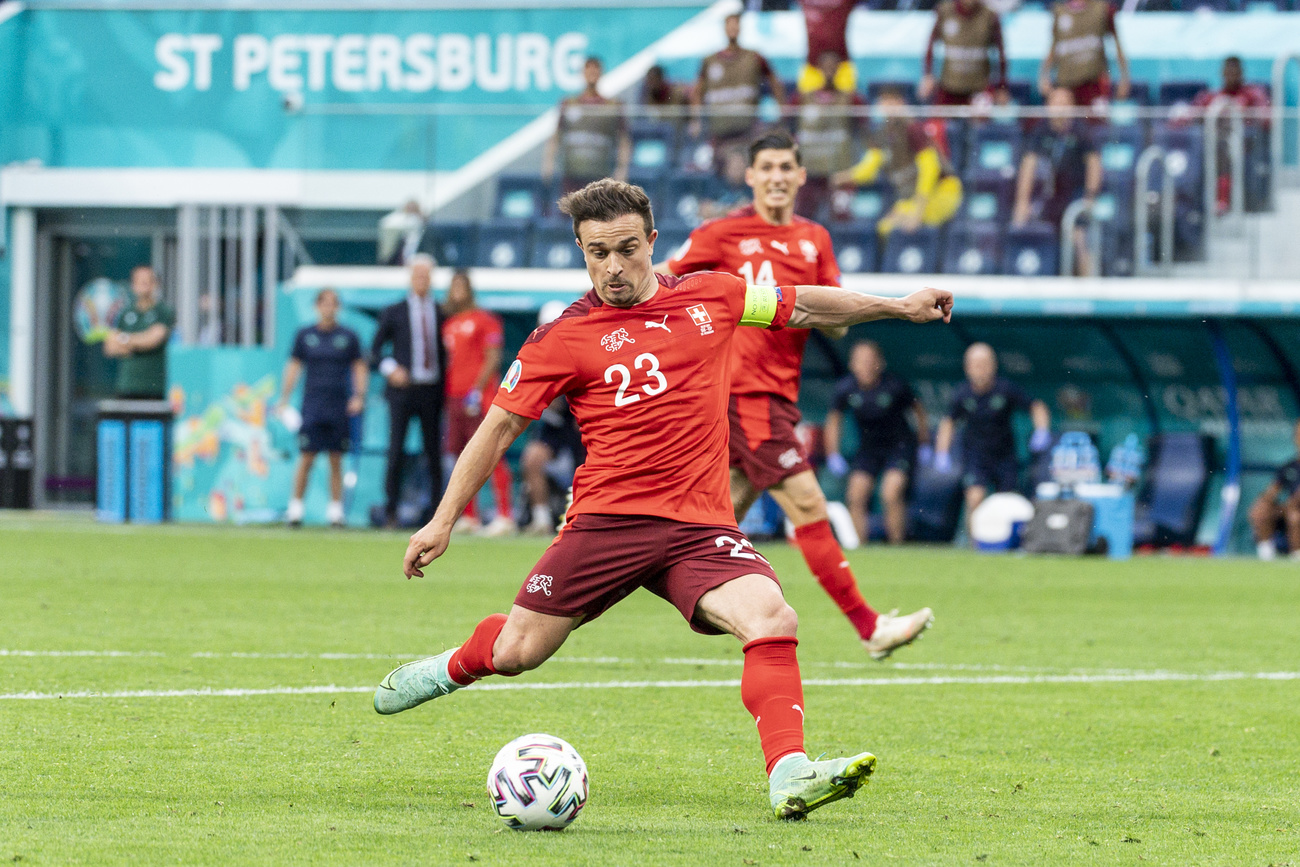 Shaqiri segna con un perfetto rasoterra angolato.