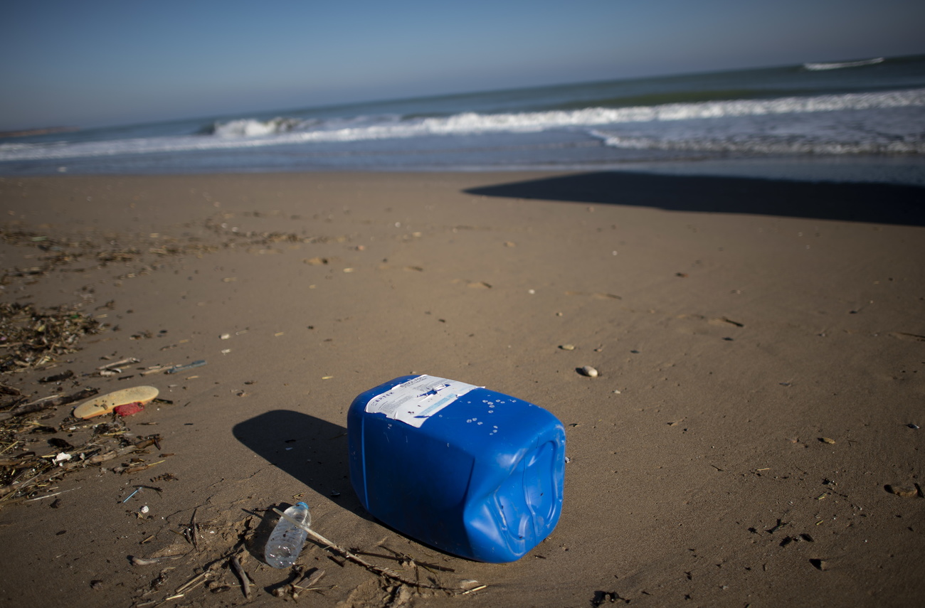 Rifiuto di plastica a riva.