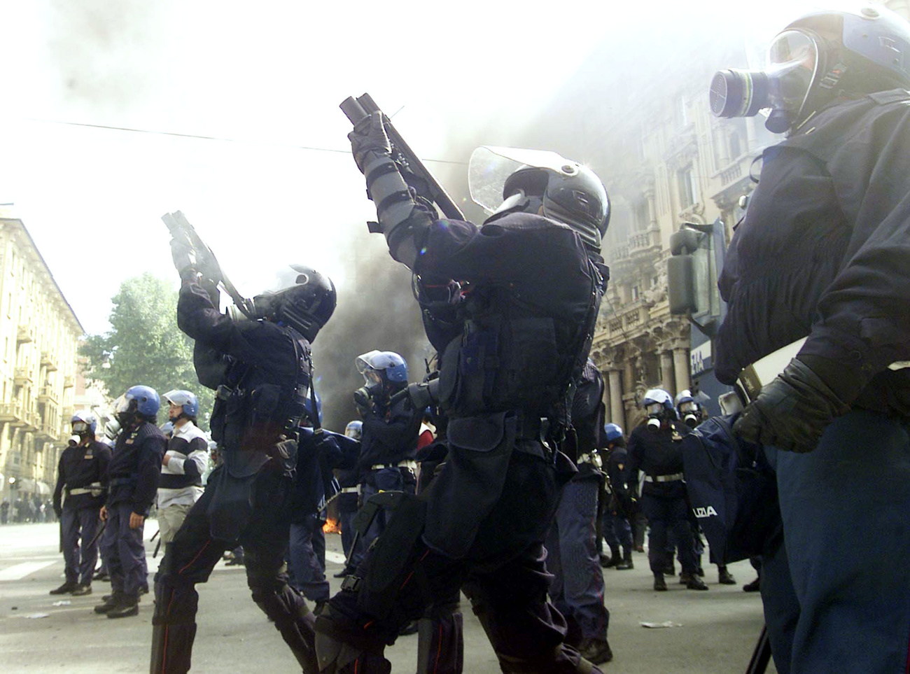 Polizia in tenuta d assalto durante il G8 di Genova del luglio 2001.