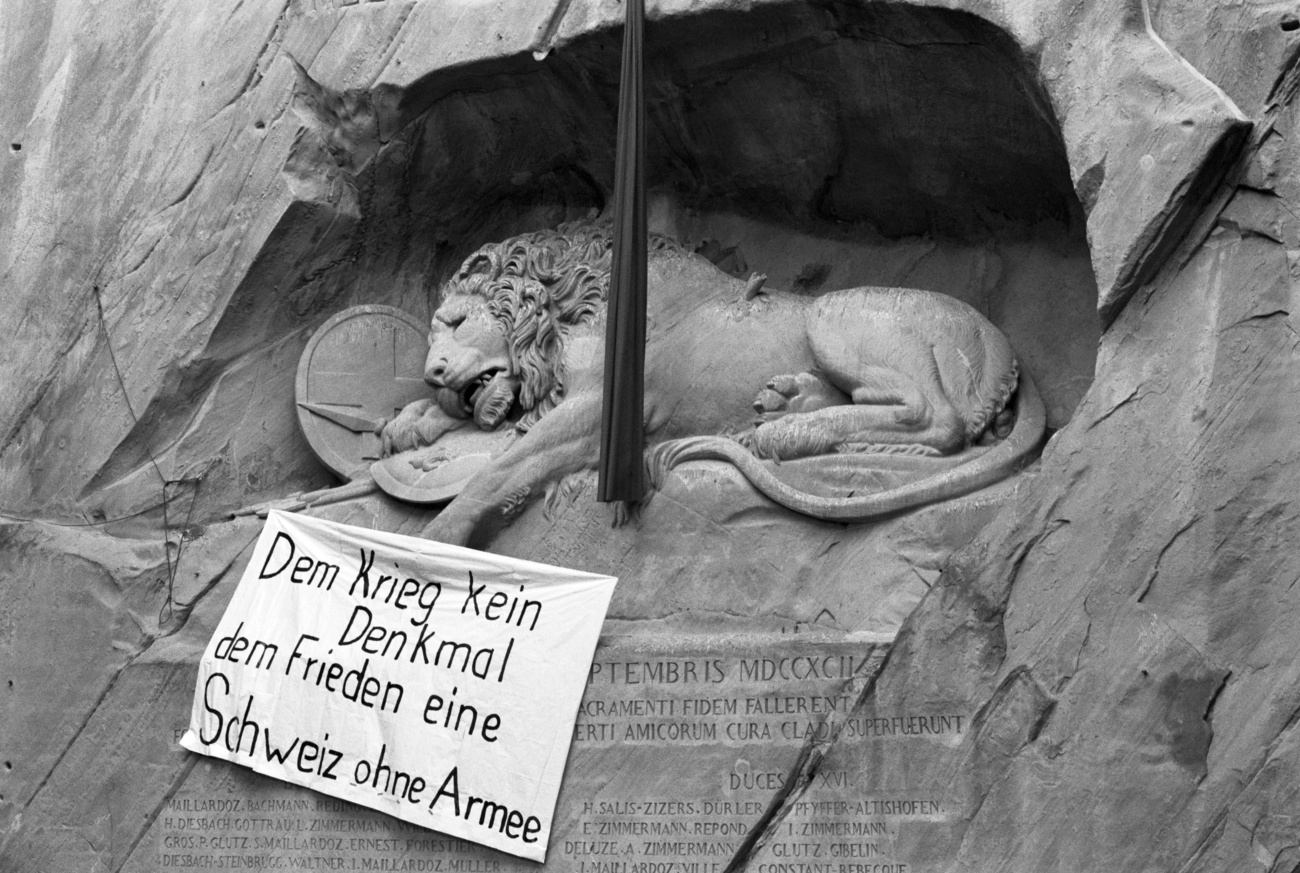 leone scolpito nella pietra su cui è stato affisso uno striscione