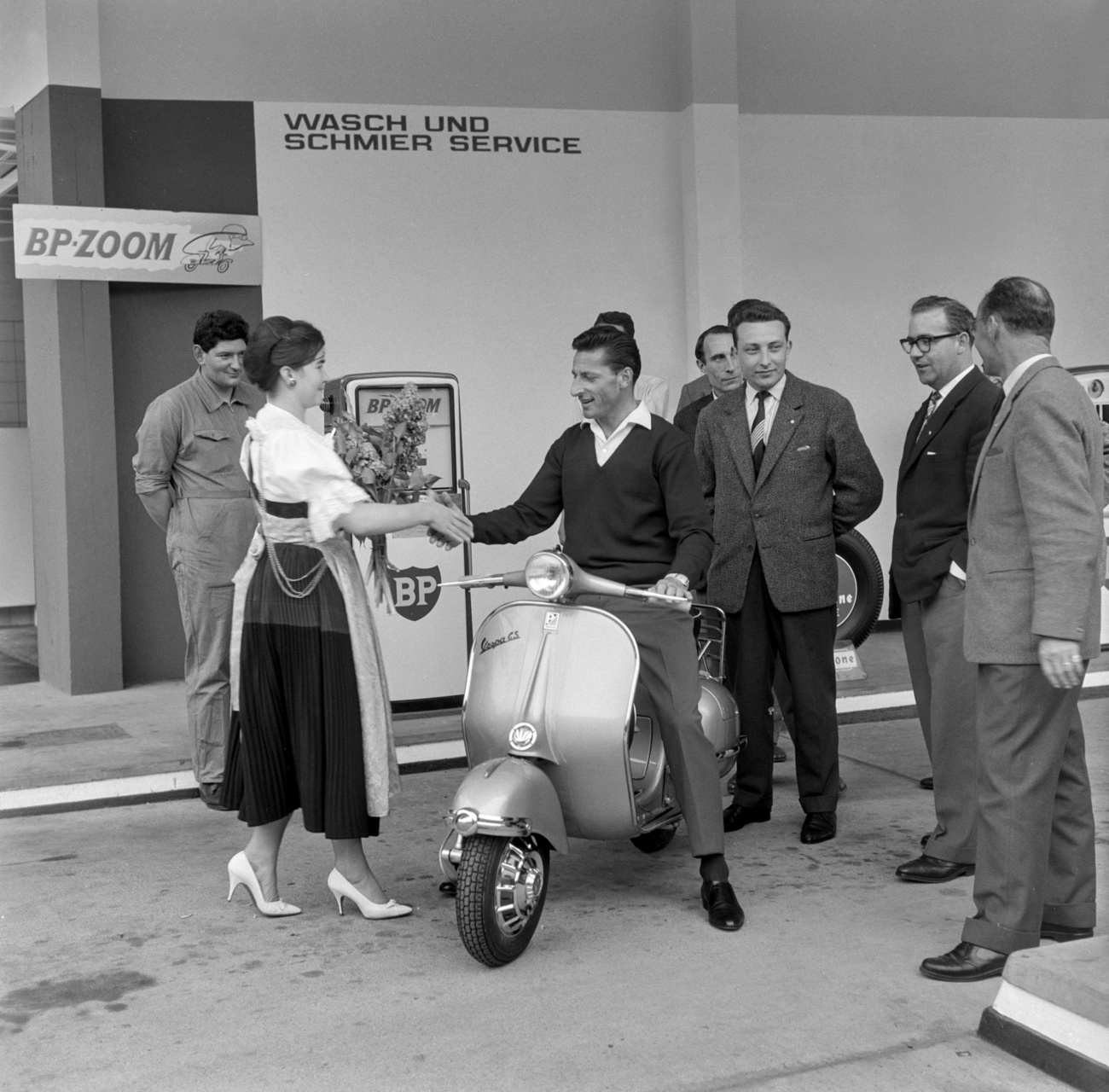Ferdy Kübler auf einer Vespa