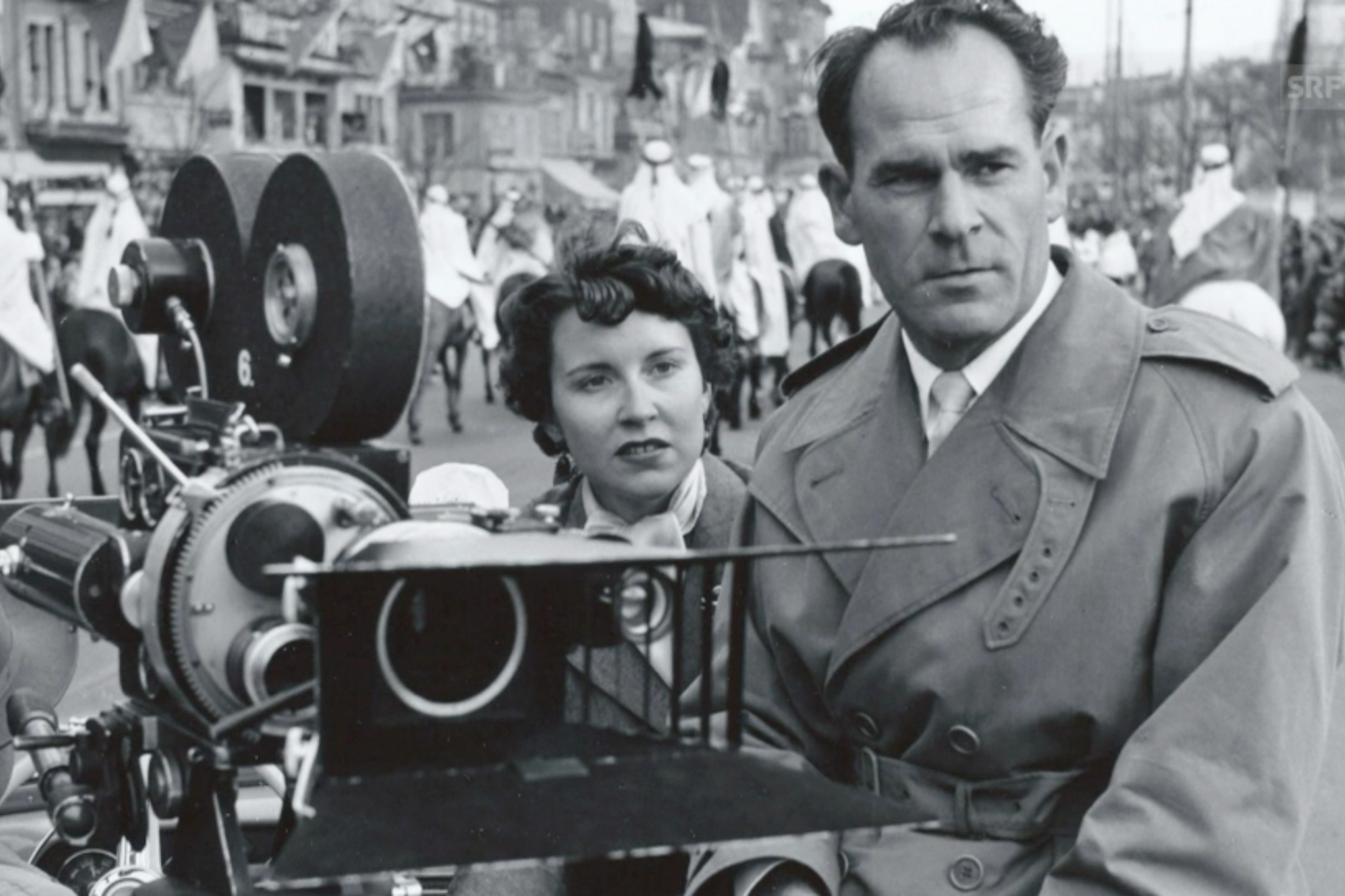 رجل وامرأة بجانب كاميرا للتصوير السينمائي