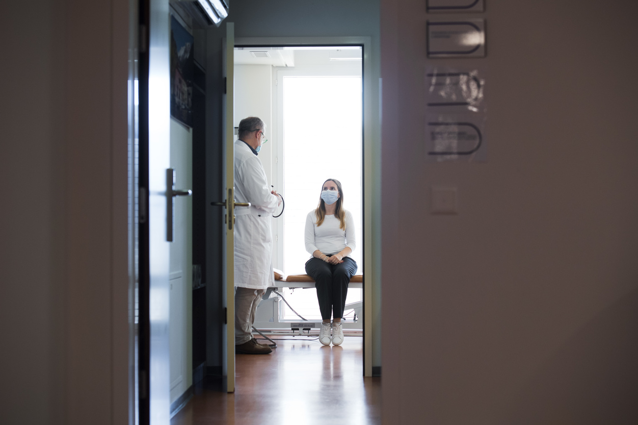 Un médecin et une patiente masqués.