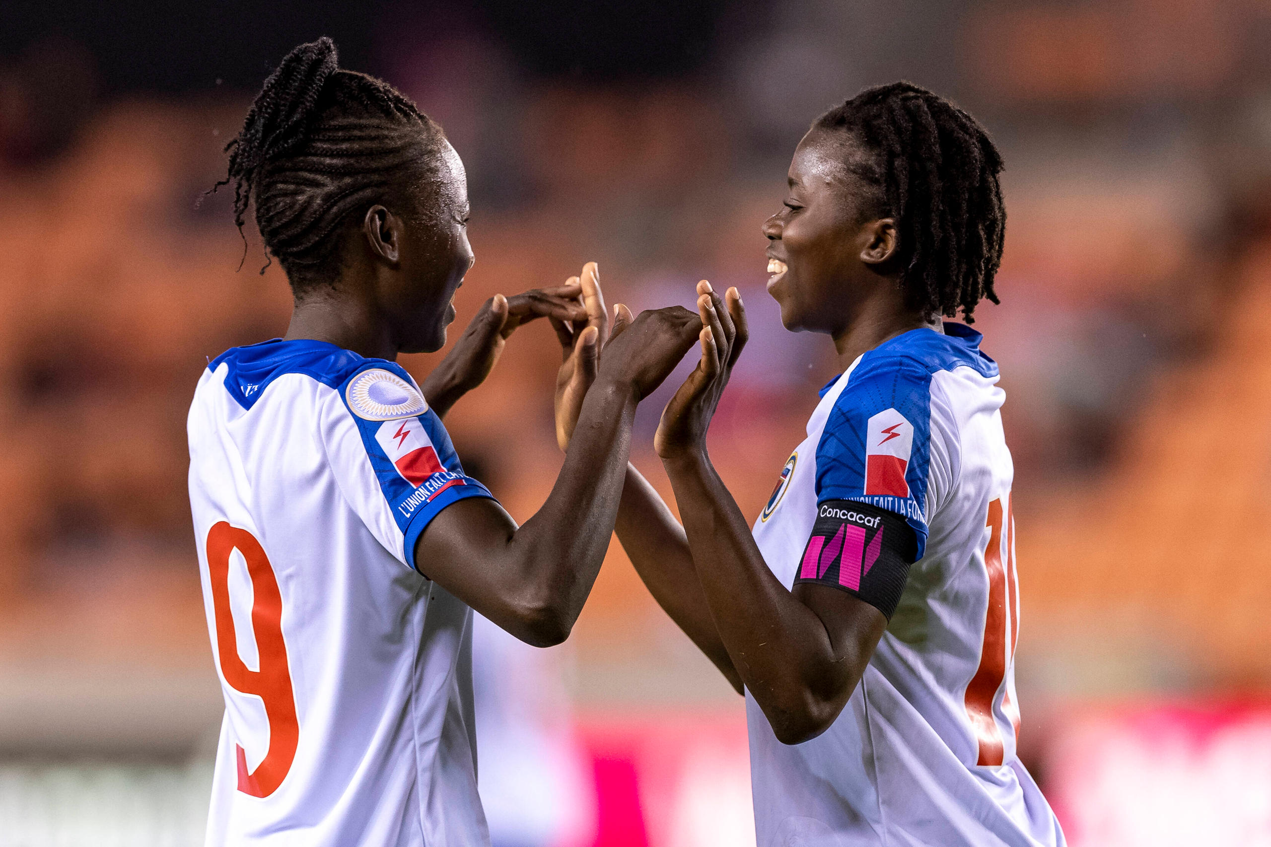 Deux footballeuses noires.