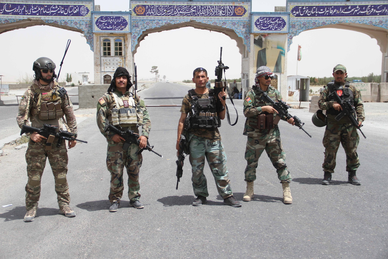 cinque soldati afghani in piedi armati