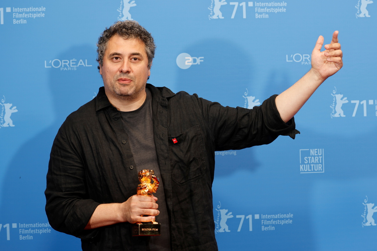 المخرج الروماني رادو جوده لدى تسلمه لجائزة الدب الذهبي في برلين